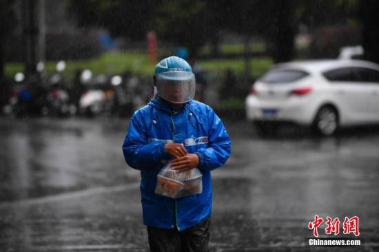 “外卖小哥”交通事故多发 交管部门妙招频出(图2) “外卖小哥”交通事故多发 交管部门妙招频出(图2)