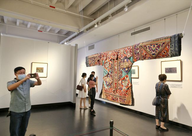 贵州省文化馆举行乡野遗存的绣美艺术藏品展
